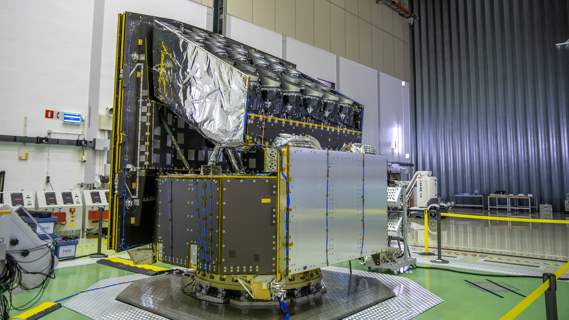 Weltraumteleskop PLATO auf dem QUAD-Shaker am ESTEC-Testzentrum der ESA