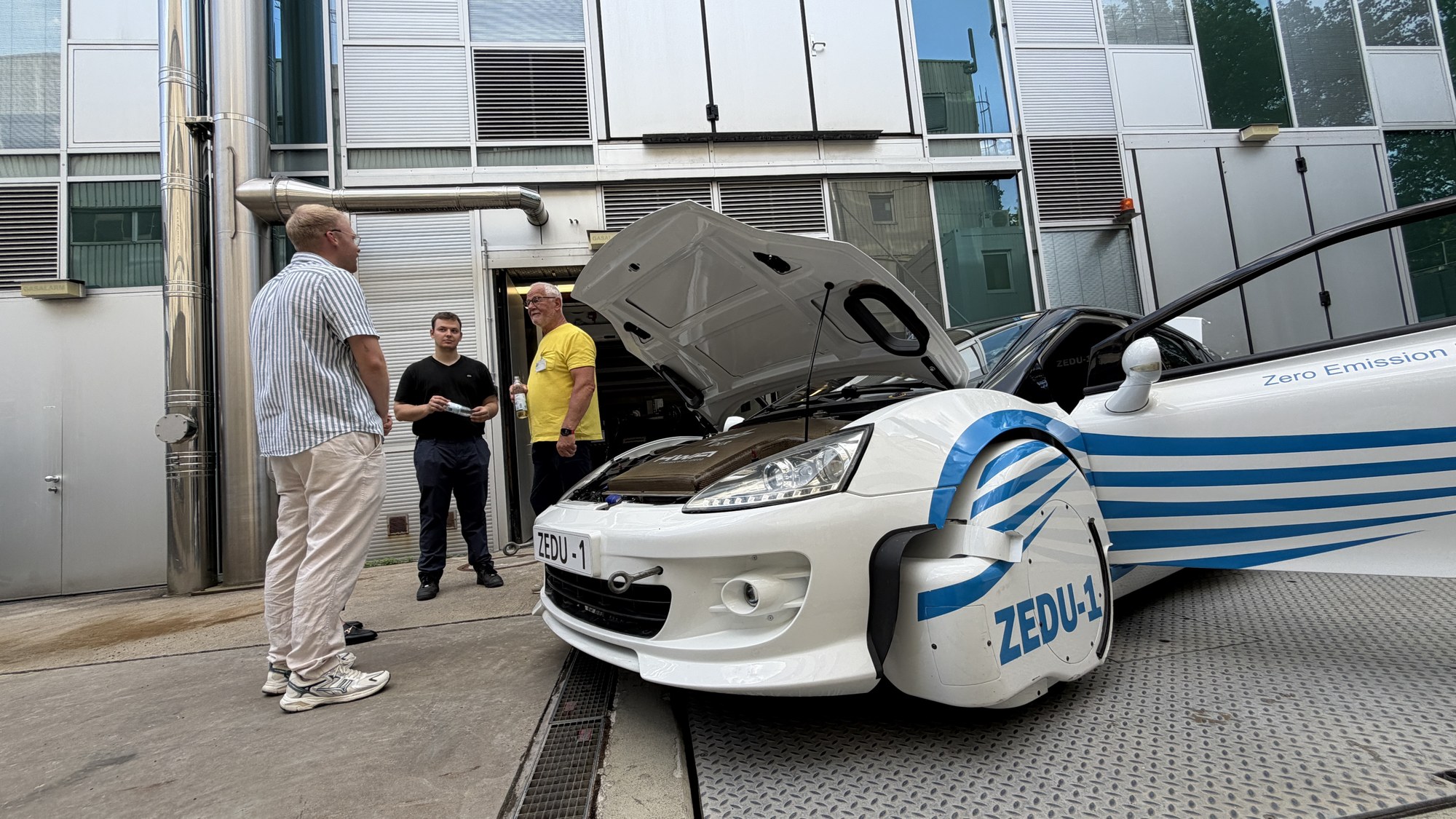 Gäste um Fahrzeug ZEDU-1