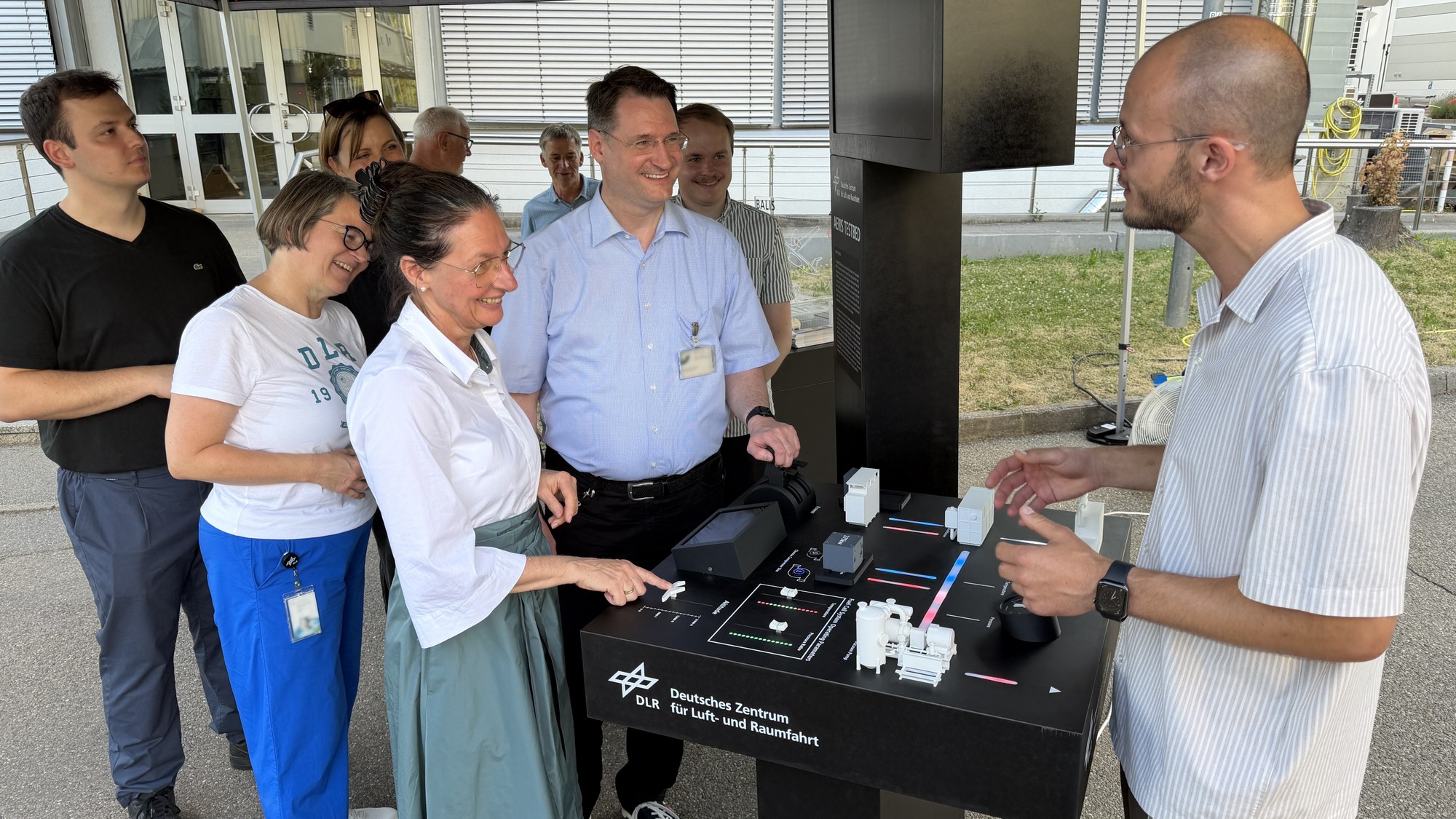 Besucherinnen und Besucher an Exponat des H2-Martktplatzes