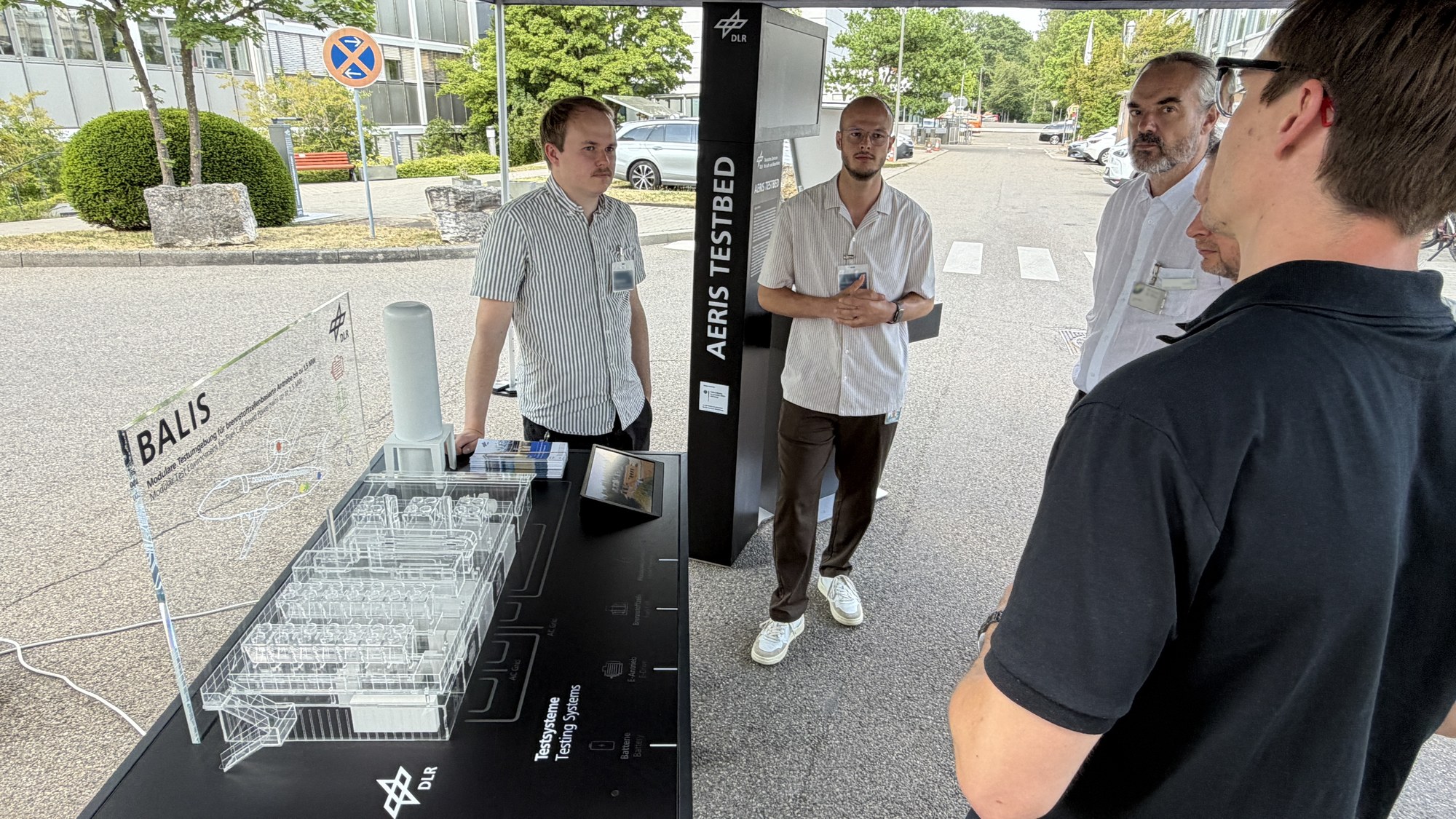 Gespräch mit Gästen am Exponat BALIS