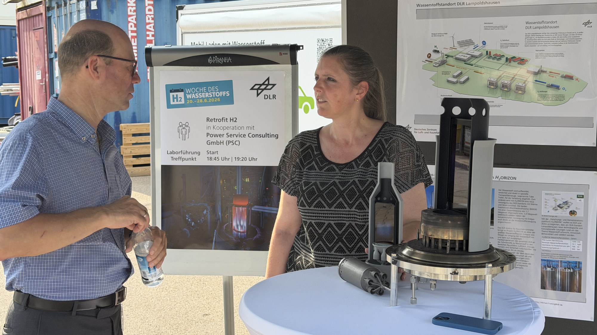 Austausch am Ausstellungstand über Mikrogasturbinen