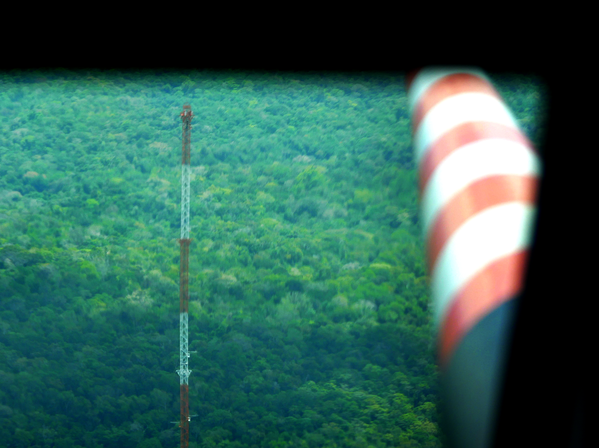 Blick aus dem Cockpit: HALO visiert den 325-Meter-ATTO-Mast an