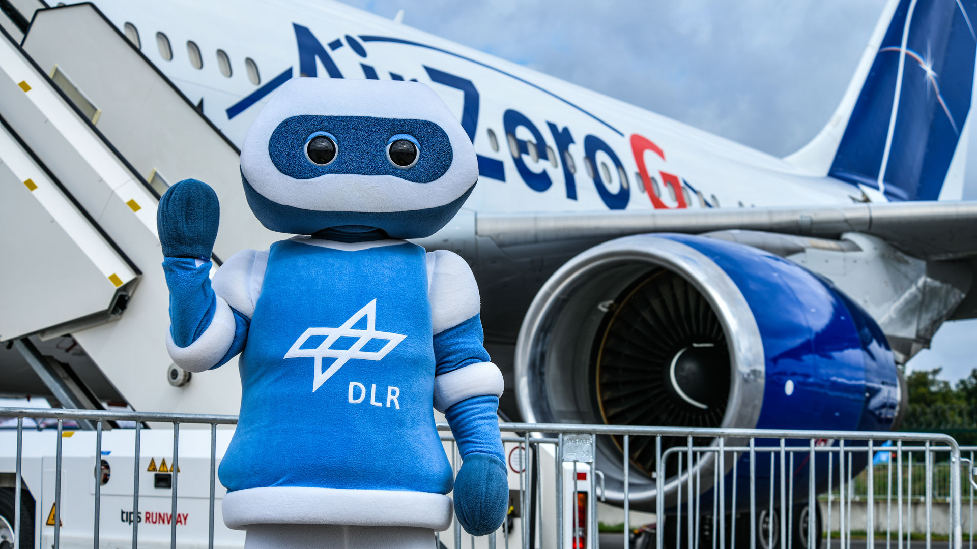 Arti vor Parabelflugzeug ZERO-G auf dem Static Display der ILA 2026
