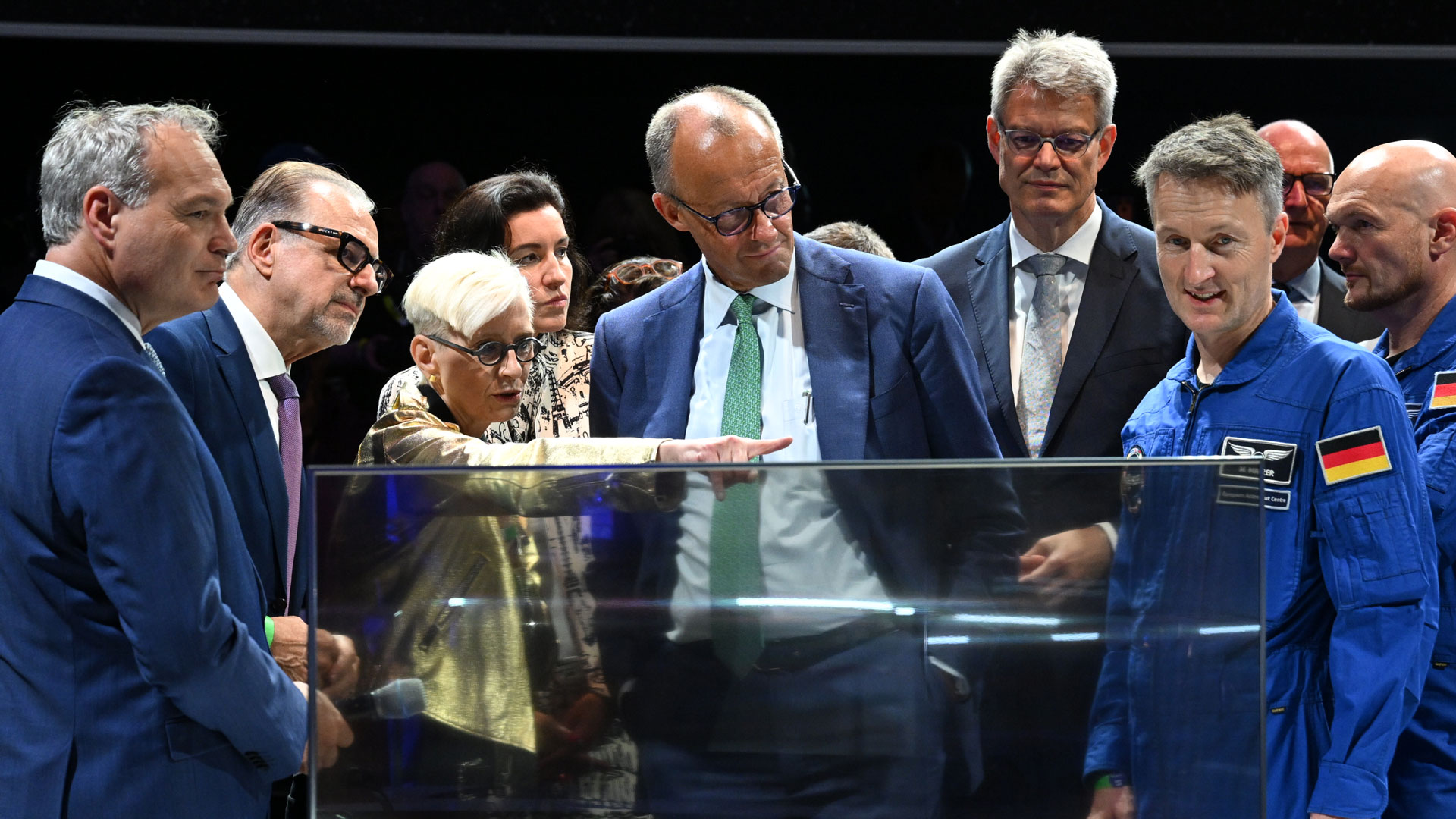 Kanzlerbesuch im Space Pavilion. Im Bild zu sehen: Dr. Walther Pelzer, DLR-Vorstandsmitglied und Generaldirektor der Deutschen Raumfahrtagentur im DLR, ESA-Generaldirektor Josef Aschbacher, Prof. Dr.-Ing. Anke Kaysser-Pyzalla, Vorstandsvorsitzende des DLR, Bundeskanzler Friedrich Merz und die deutschen ESA-Astronauten Matthias Maurer und Alexander Gerst