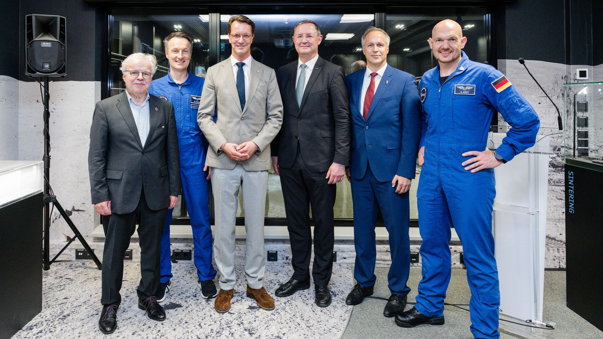 Die Personen stehen im Besucherraum der LUNA Analog Facility.