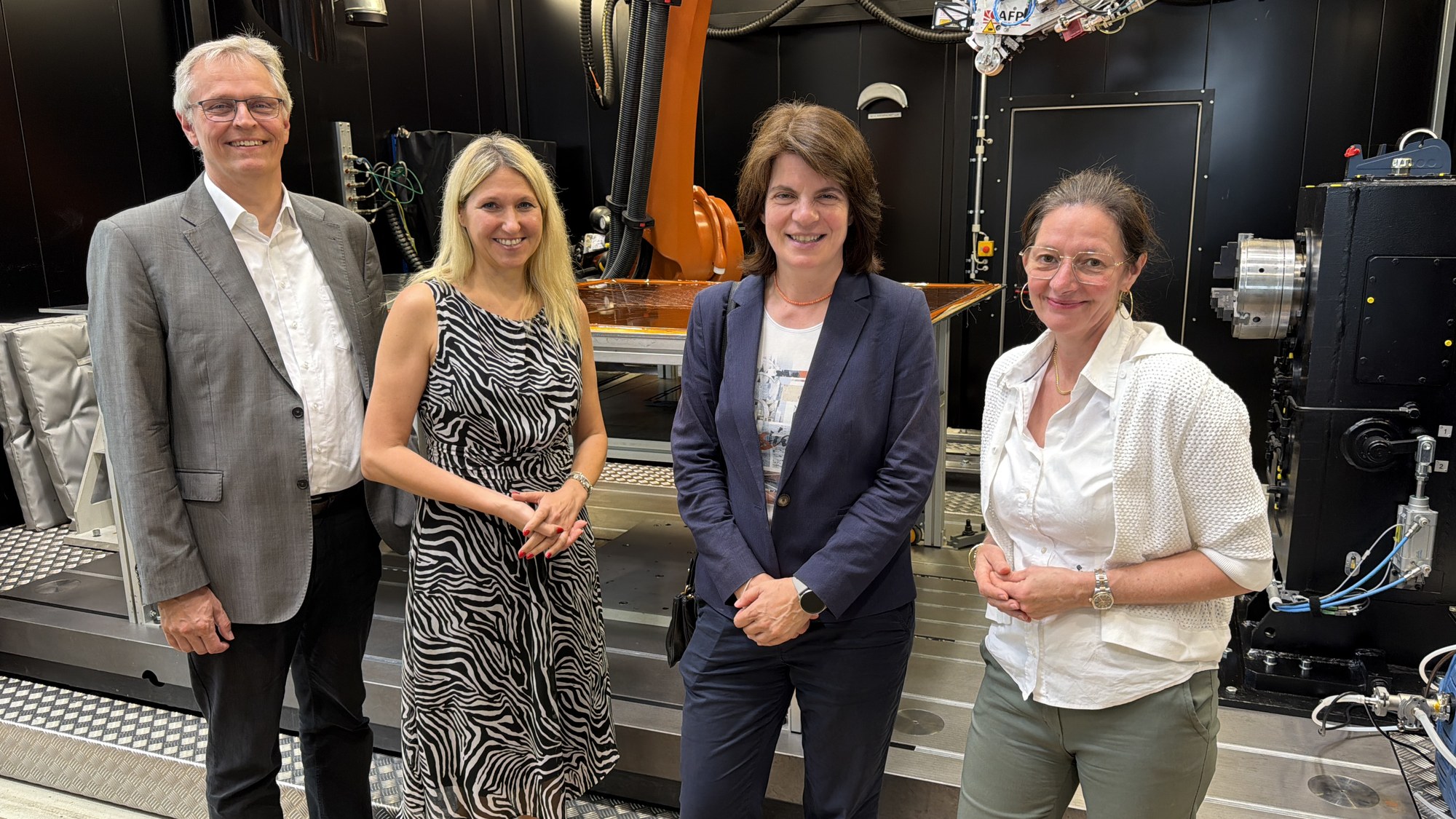 Gruppenbild Dr. Silke Launert, MinR'in Dr. Claudia Andree mit DLR-Vorstand Prof. Karsten Lemmer und DLR-Standortleiterin Dr. Anke Kovar