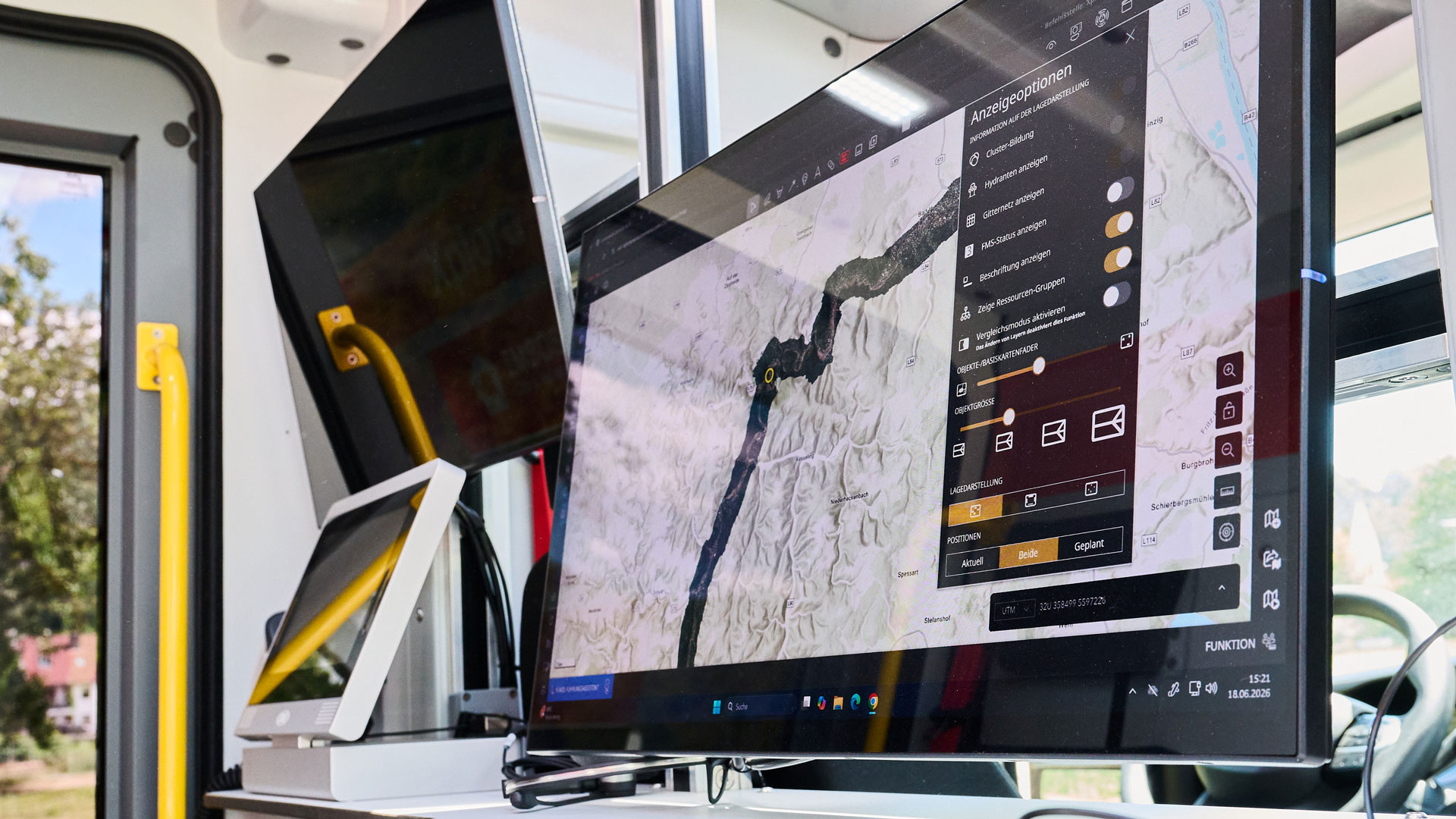 Monitore in der mobilen Einsatzzentrale