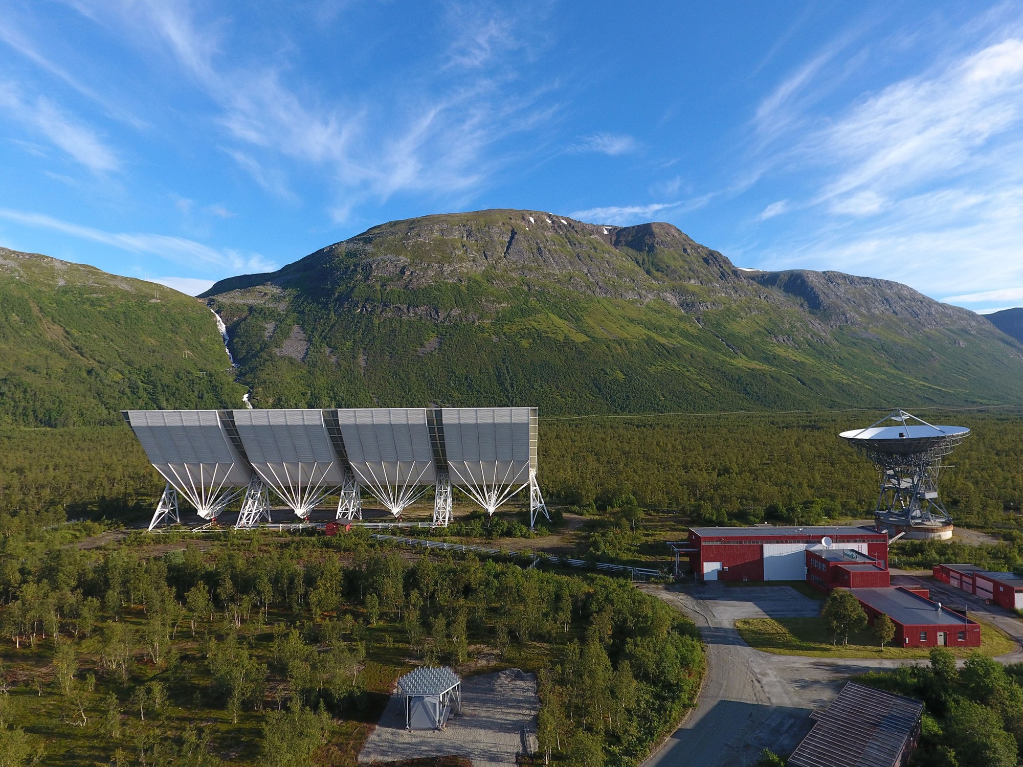 Luftaufnahme: EISCAT Tromsø mit VHF- und UHF-Antenne