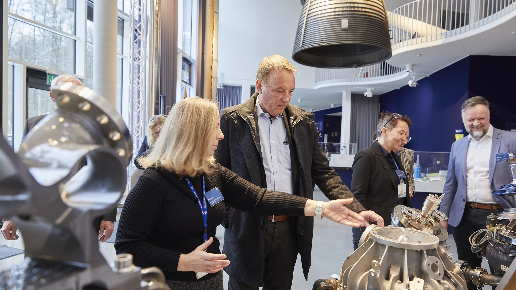 Das Bild zeigt Anja Frank, stellvertretend Leiterin der DLR-Einrichtung Raumfahrtantriebe, die den Gästen einen umfassenden Überblick zu den DLR-Raumfahrtaktivitäten gab. Im Mittelpunkt standen aktuelle und zukünftige Antriebskonzepte, die das DLR in Lampoldshausen erforscht.