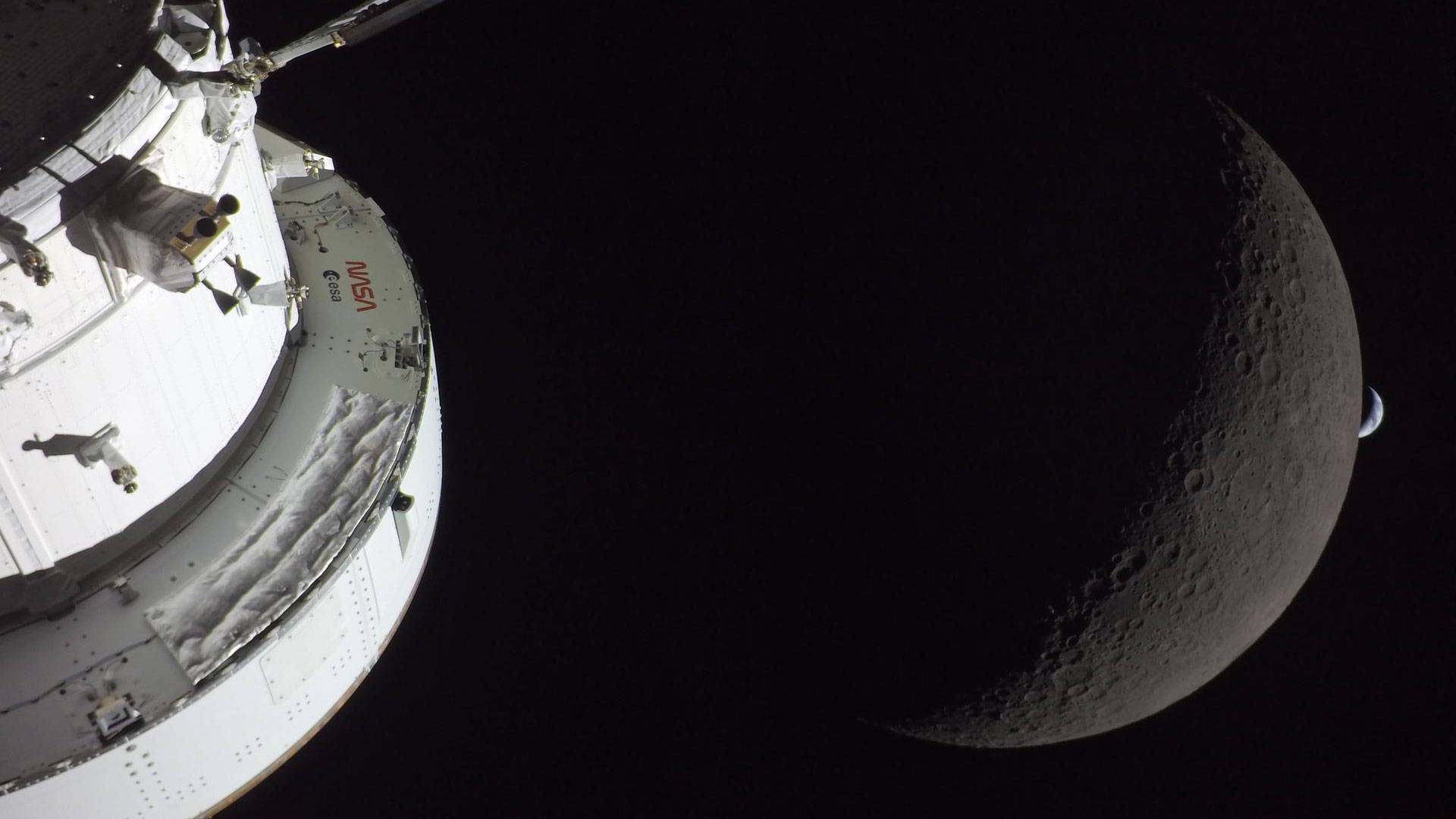 Selfie des Orion-Raumschiffs mit Mond und Erde zusammen im Hintergrund