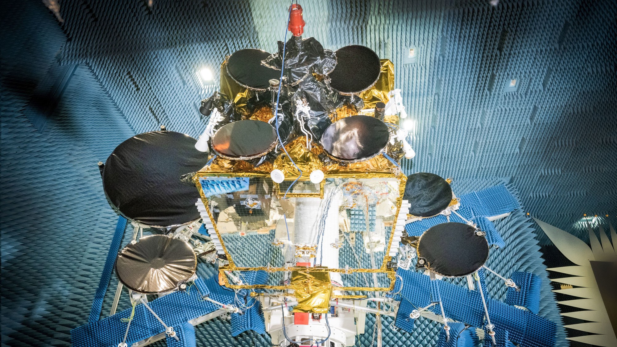Der Heinrich-Hertz-Satellit in der Antennenmesskammer