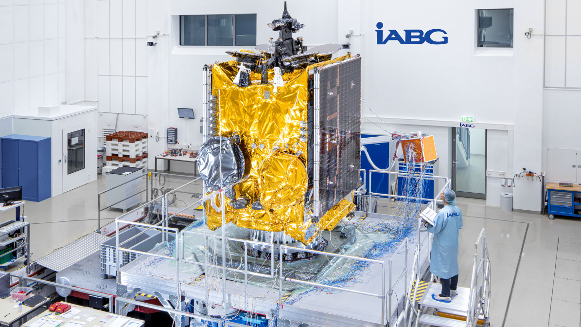 Der Satellit auf der Rüttelplatte