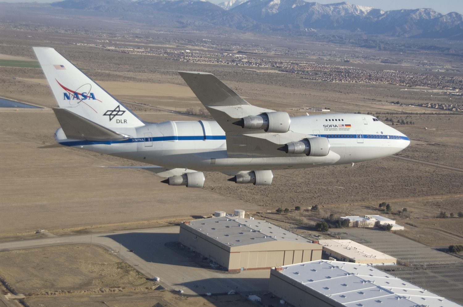 Das fliegende Observatorium SOFIA über dem NASA Armstrong Flight Research Center in Palmdale