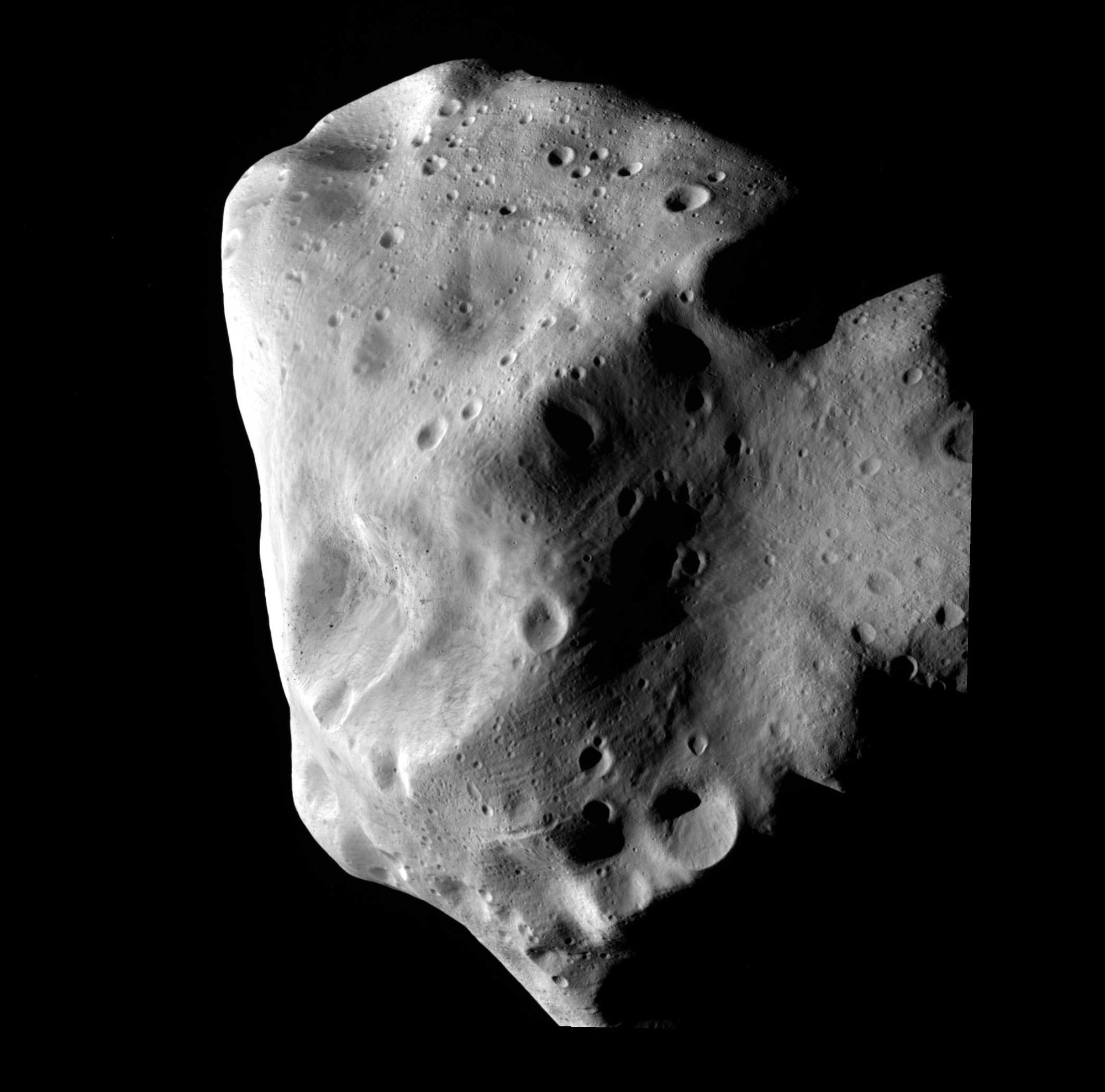 Der Asteroid „Lutetia“ beim Vorbeiflug am 10. Juli 2010 von der Rosetta-Sonde aufgenommen