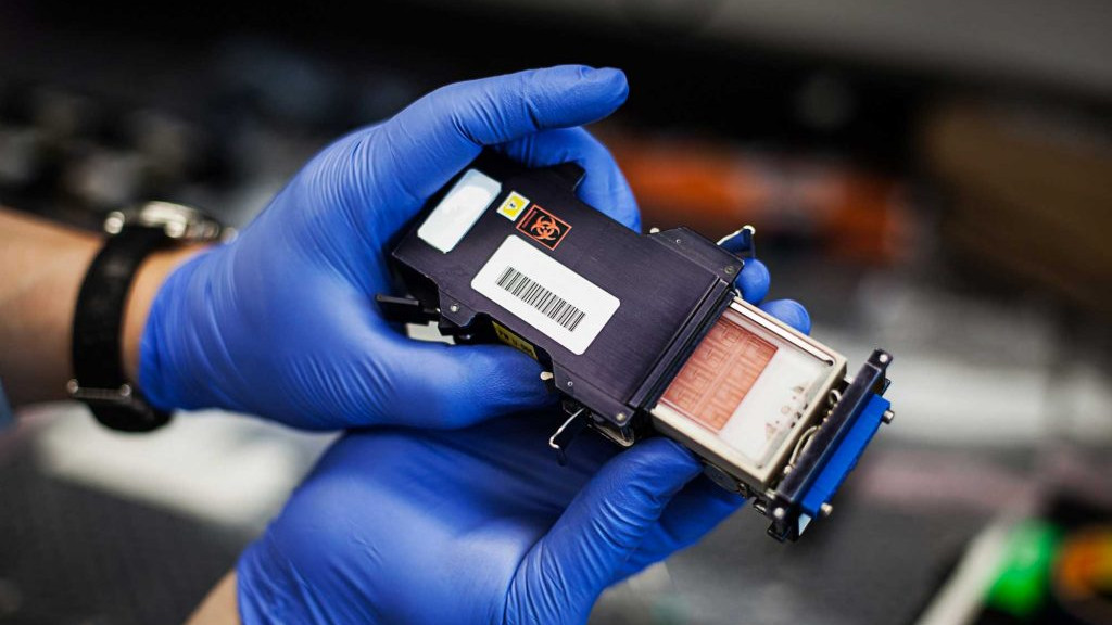 Die Cellbox-Minilabore werden für den Raumflug vorbereiten