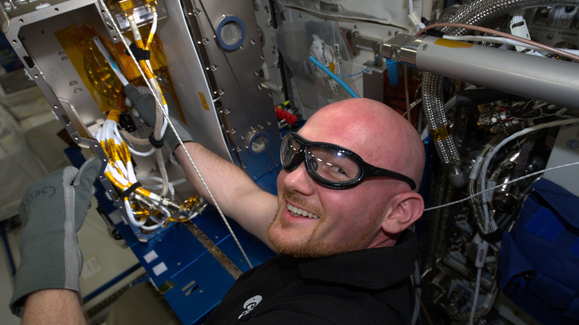 Alexander Gerst installiert den Elektromagnetischen Levitator auf der ISS