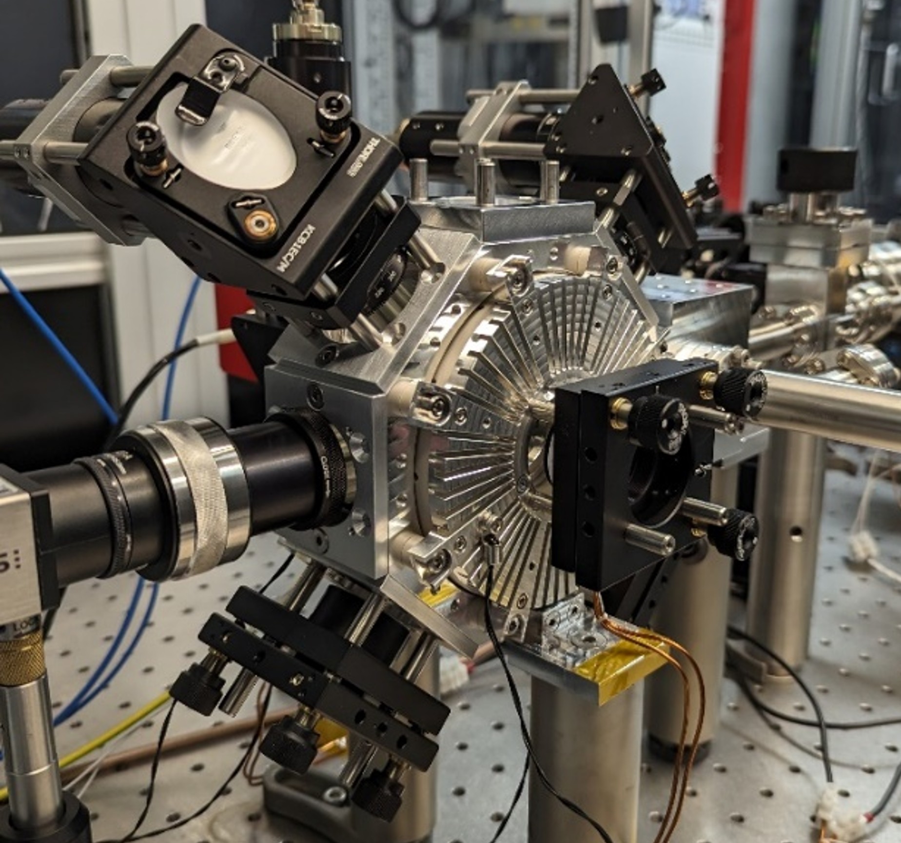 Ultrahochvakuumkammer mit 3D-Atomfalle der Strontium-Gitteruhr