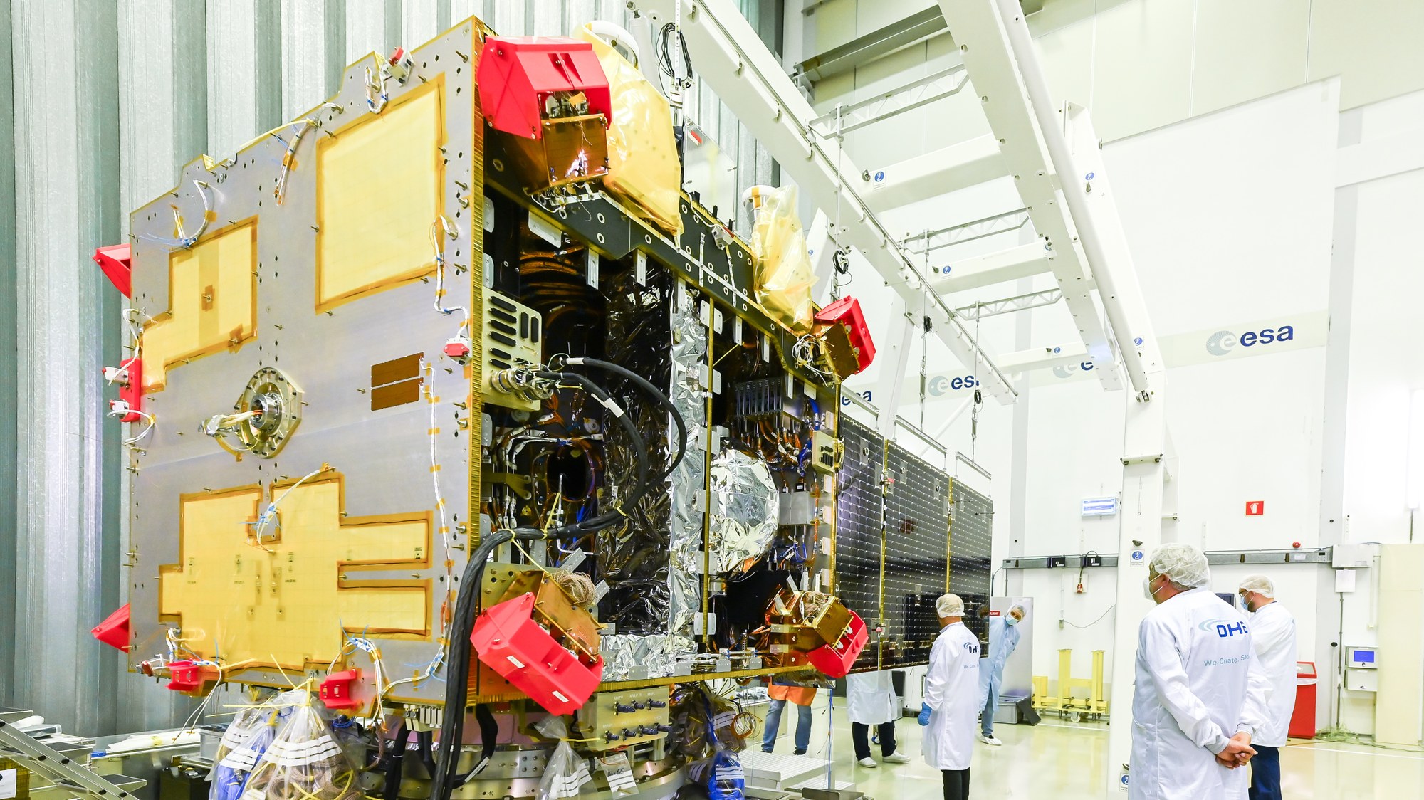 Die Raumsonde Hera mit ausgeklapptem Solarflügel