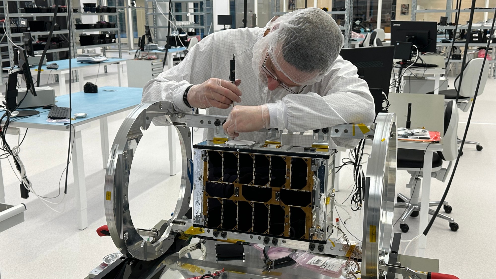 Zusammenbau des CubeSat Juventas