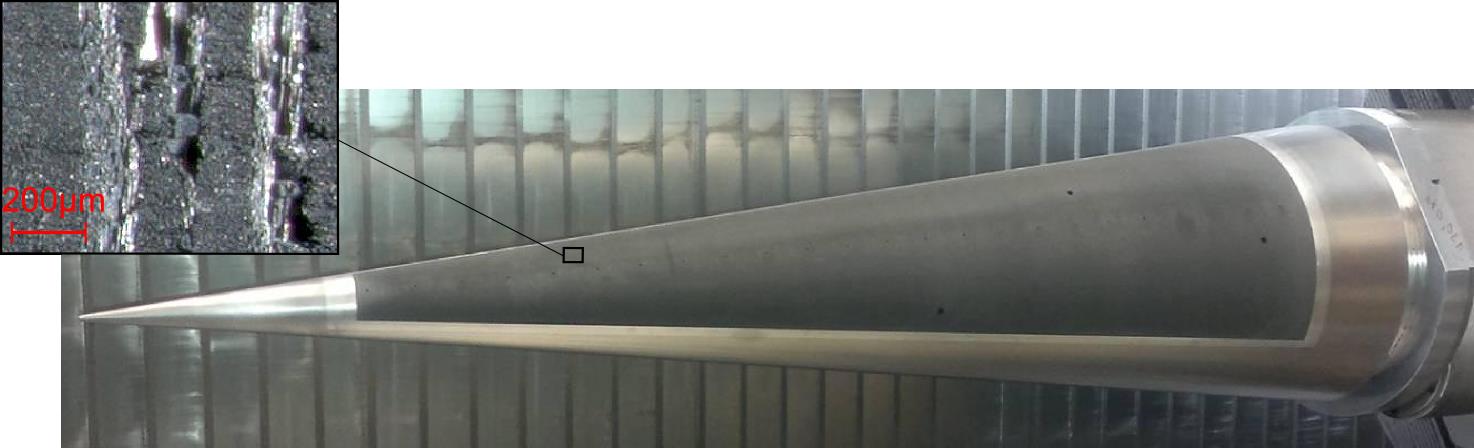 Kegelmodell mit C/C-Einsatz im Fertigungsprozess sowie vergrößerte Ansicht der porösen Oberfläche