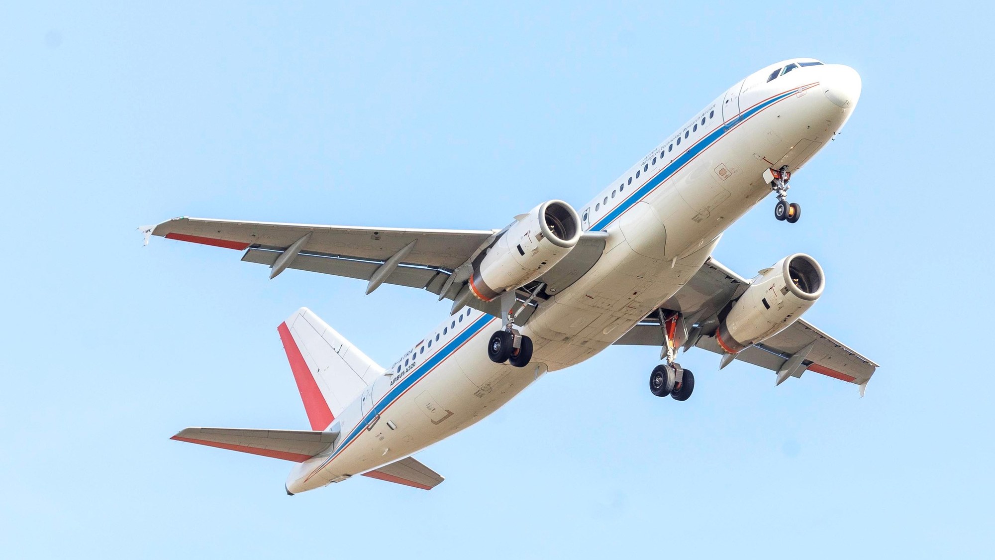 A 320 ATRA mit lärmmindernden Anbauten