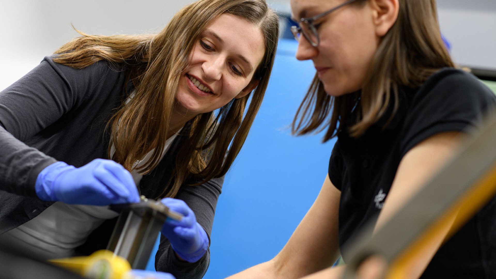 Neue Werkstoffe und Fertigungstechnologien sind entscheidend für die Entwicklung hocheffizienter und emissionsarmer Flugtriebwerke. Daher zielt das DLR-Projekt 3DCeraTurb darauf ab, die Kompetenzen des DLR in den Bereichen neue Werkstoffe, Komponentendesign, Fertigungstechnologien und allgemeine Bewertungskompetenz zu konsolidieren und zu verbessern.