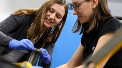 Neue Werkstoffe und Fertigungstechnologien sind entscheidend für die Entwicklung hocheffizienter und emissionsarmer Flugtriebwerke. Daher zielt das DLR-Projekt 3DCeraTurb darauf ab, die Kompetenzen des DLR in den Bereichen neue Werkstoffe, Komponentendesign, Fertigungstechnologien und allgemeine Bewertungskompetenz zu konsolidieren und zu verbessern.