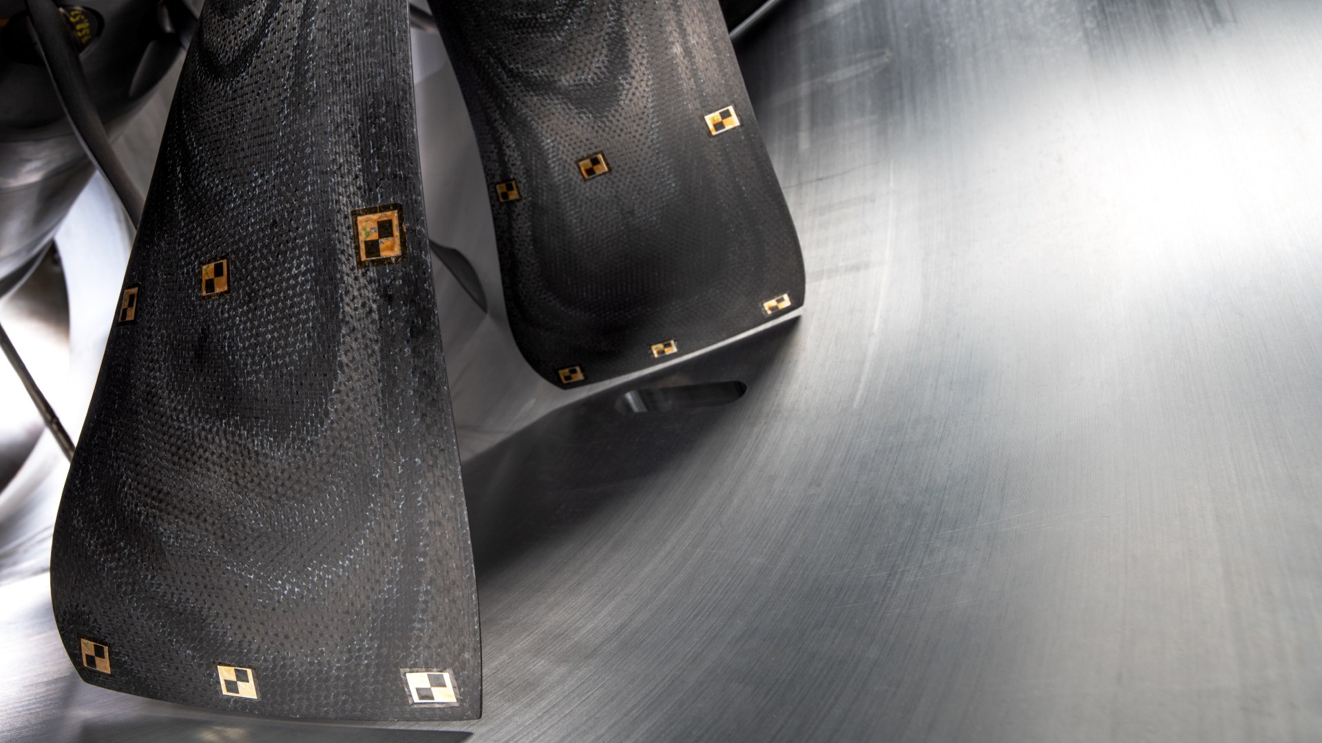 Neuartige Fertigungstechnologie für Rotorblätter in thermoplastischer Faserverbundbauweise, die am Prüfstand M2VP am DLR-Institut für Antriebstechnik auf ihre Auslegungsziele hin untersucht werden.