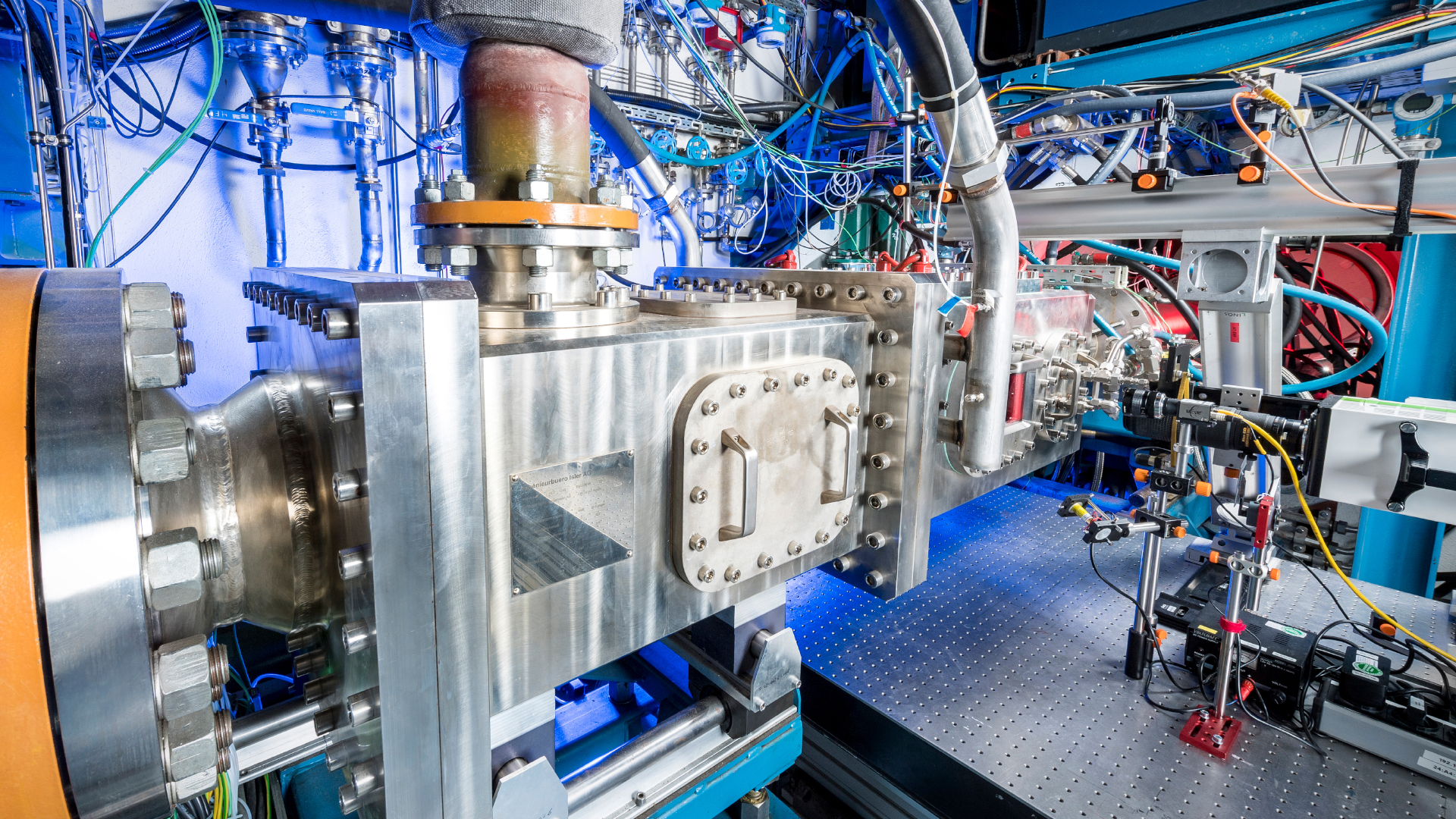 Der Hochdruck-Brennkammer-Prüfstand 1 bildet die Versorgungs- und Betriebsumgebung für verschiedene Messstrecken zur Untersuchung von unterschiedlichen Brennkammerkonzepten wie Mager- und RQL Brennkammern unter realistischen Betriebsbedingungen.