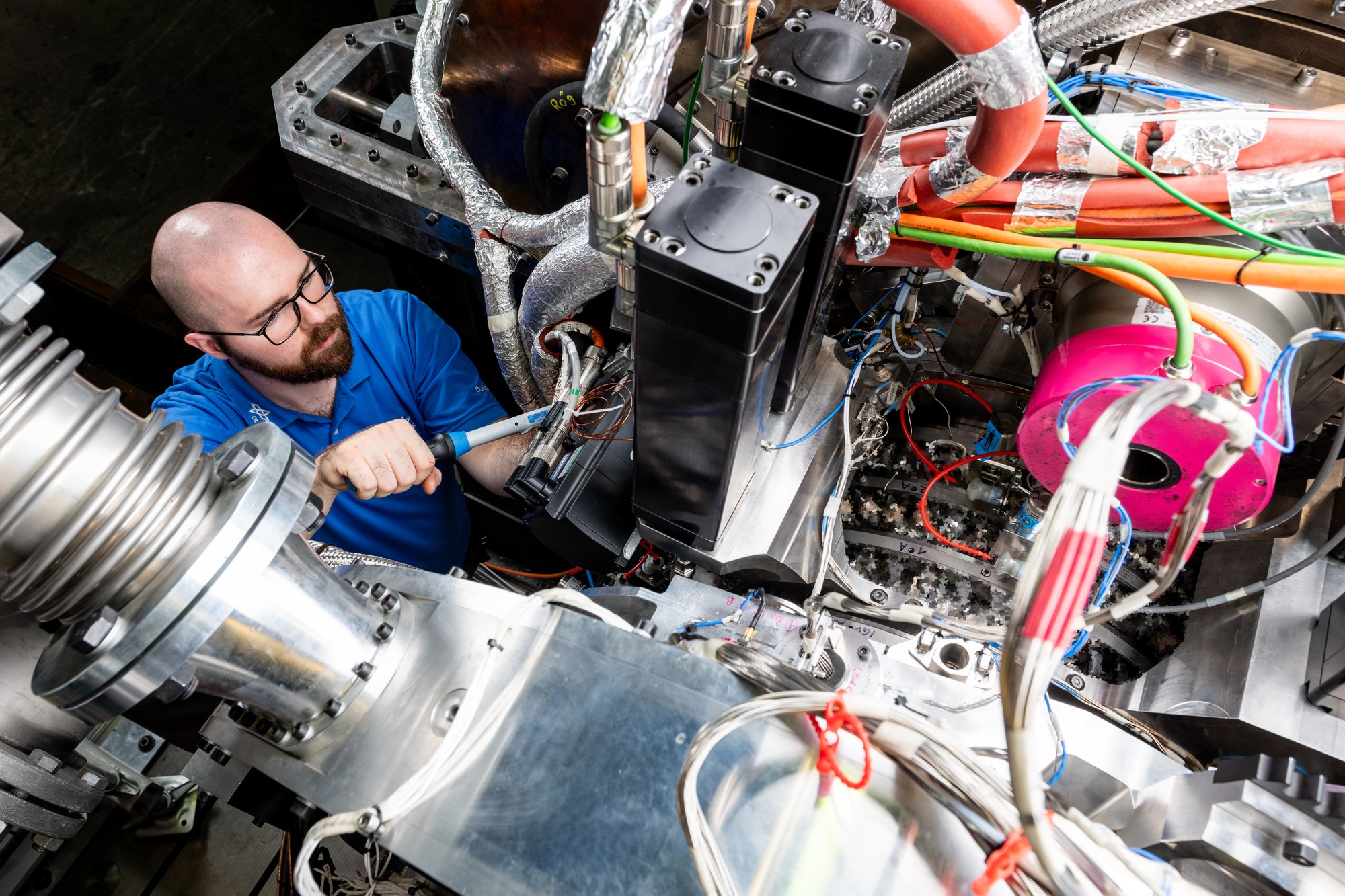 Im Rahmen von Clean Sky 2 wurden neue Verdichtertechnologien für Flugzeugtriebwerke am Mehrwellenverdichterprüfstand in Köln getestet. Die neuen Technologien sollen CO2-Emissionen und den Ausstoß von Stickoxiden senken und so die Klimawirkung der Luftfahrt reduzieren.