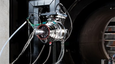 Die Forschung wird sich hier auf die Verwendung von Wasserstoff in Flugtriebwerke konzentrieren. Das Themenspektrum fokussiert auf die Brennstoffaufbereitung und adressiert drängende Fragestellungen von der Lagerung, der Förderung und der Verdampfung flüssigen Wasserstoffs „in luftigen Höhen“ bis hin zur Demonstration gesamter Brennstoffsysteme inklusive kleinerer Triebwerke.