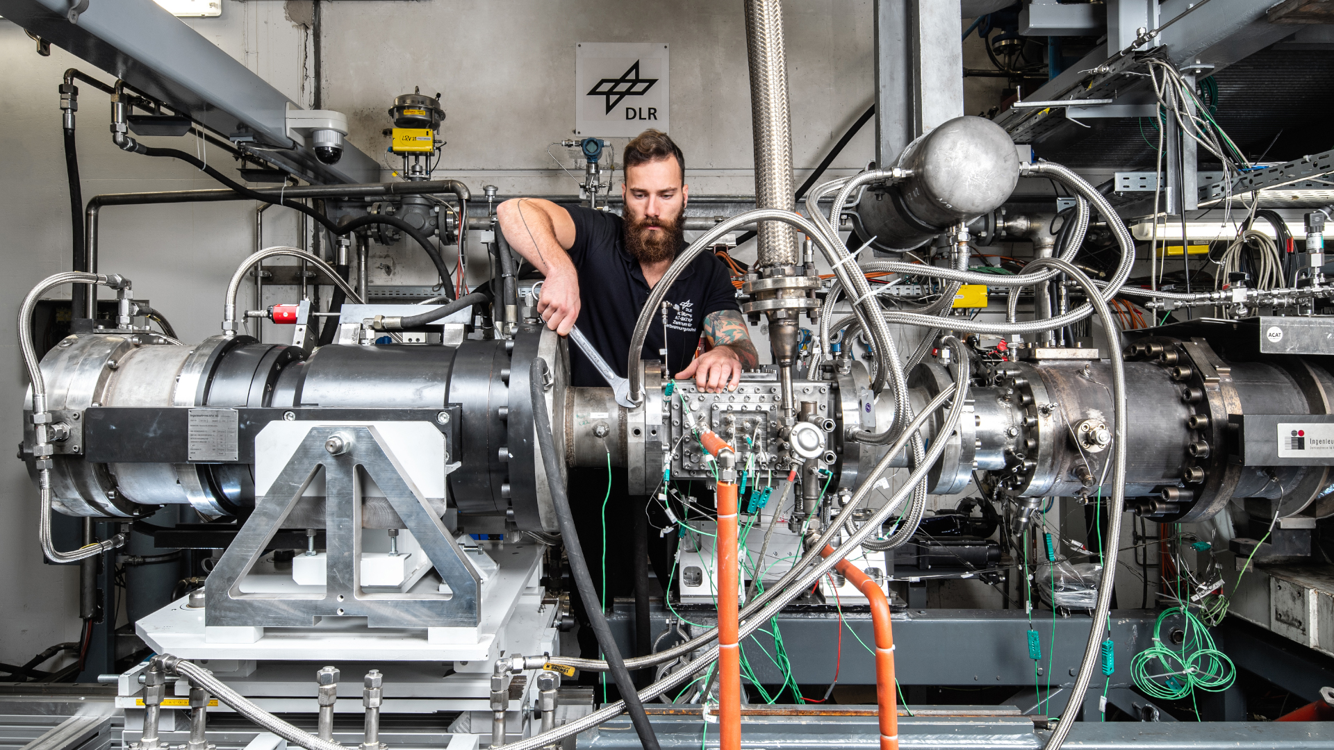 Der Hochdruck-Brennkammertest-Prüfstand 3 (HBK3) vom DLR als Mittelklasseprüfstand eingesetzt, um eine wirtschaftliche Testumgebung für einzelne Luftfahrtbrenner und kleinere Verbrennungssystemen aus stationären Gasturbinen bereitstellen zu können.