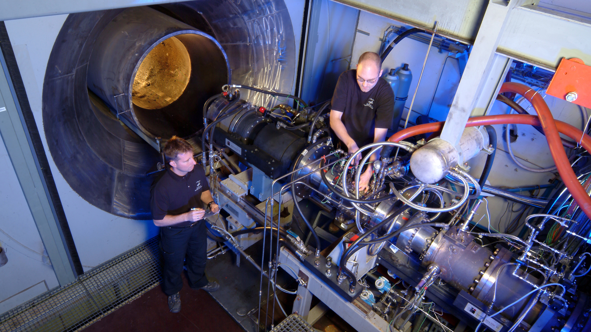 Neben Simulationsrechnungen sind Experimente bei realistischen Betriebsbedingungen unverzichtbar für das Verständnis der strömungsmechanischen Vorgänge sowie für die Auslegung und Weiterentwicklung von Kühlkonzepten. Zu diesem Zweck wurde am DLR-Institut für Antriebstechnik ein Kühlungsprüfstand aufgebaut. Bild