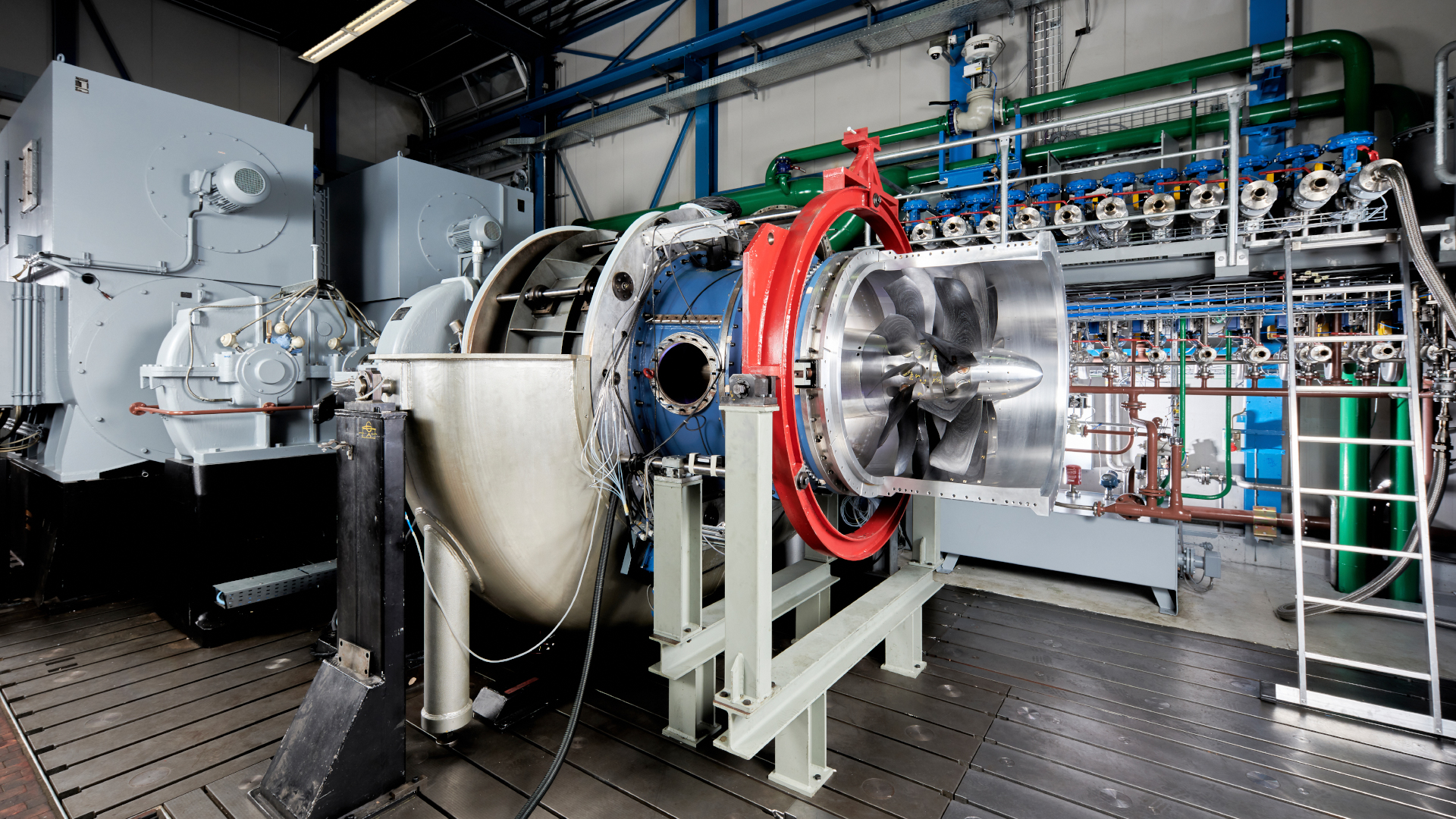 Das Institut für Antriebstechnik betreibt in Köln einen großen Mehrwellen-Verdichter-Prüfstand mit idealen Voraussetzungen für die Untersuchung von hocheffizienten mehrwelligen Hochdruckverdichter-Konfigurationen.