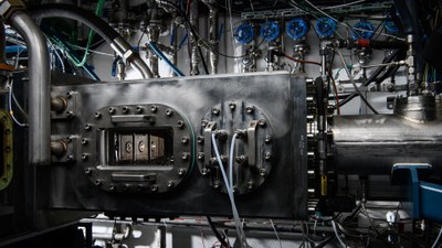 New combustors for direct hydrogen combustion