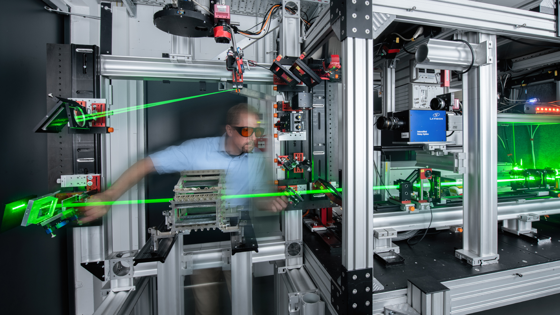 Als bildgebendes Verfahren nutzen wir am DLR-Institut für Antriebstechnik Laser, die einen sogenannten Lichtschnitt, auch Transsektion genannt, erzeugen. Damit werden einzelne Ebenen im Brennbereich sichtbar. Bild