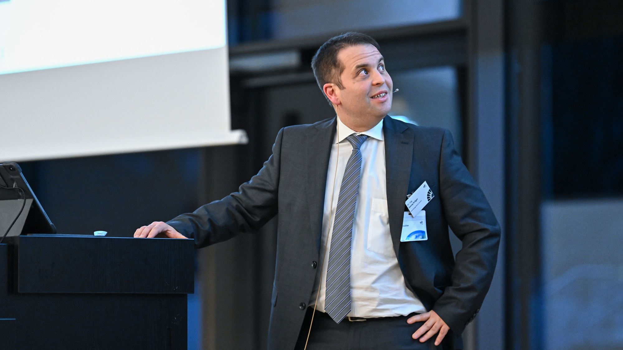 Dr. Georg Kröger von AeroDesignWorks berichtet in einem bewegenden Vortrag über den zentralen Beitrag von TRACE zur Firmengeschichte. Er blickt zurück auf zahlreiche Projekte, die mit TRACE gerechnet wurden – mit humorvollen Anekdoten, die bei den Zuhörenden Lacher und herzliche Erinnerungen wecken