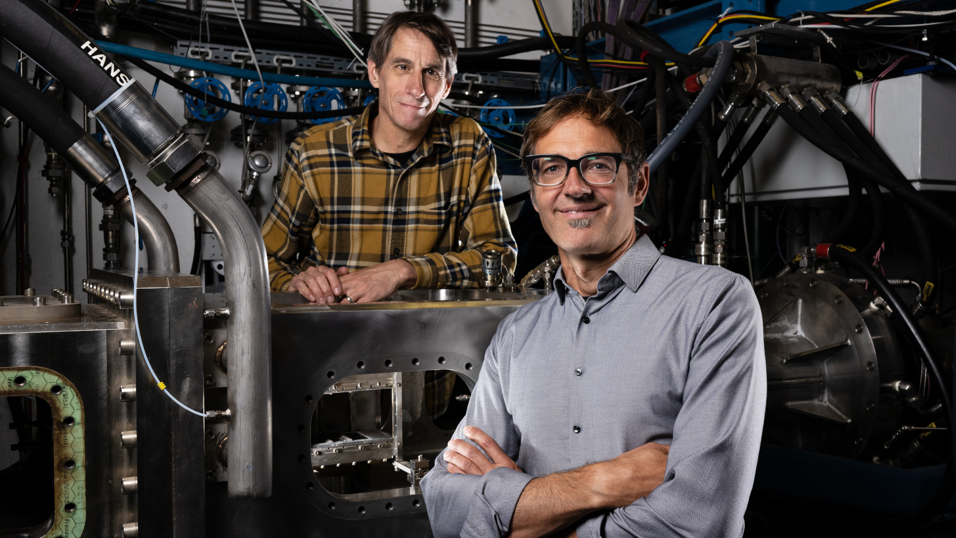 Wie genau der potenziell neue Flugzeugtreibstoff Wasserstoff sicher und schadstoffarm verbrennen kann, untersuchen Forscher des DLR-Instituts für Antriebstechnik in Köln.