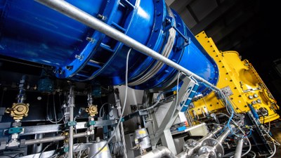 Windkanal für Ebene Gitter am DLR-Institut für Antriebstechnik: Die Strömungsvorgänge in einer Turbomaschine sind äußerst komplex. Für eine detaillierte Untersuchung ist es deshalb notwendig, die Effekte in Elemente aufzuteilen, die zunächst einzeln untersucht werden.