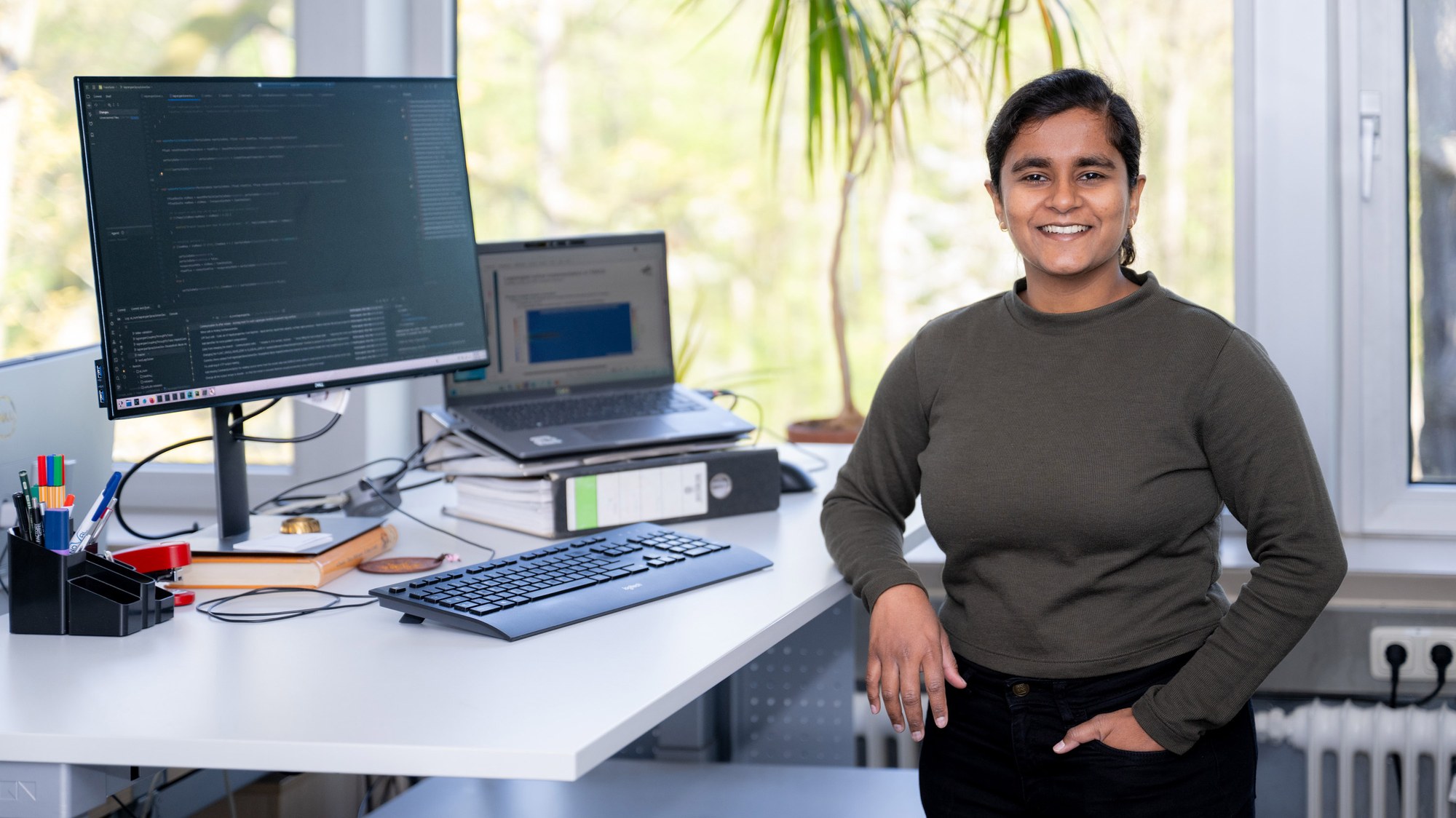 Alice arbeitet als Wissenschaftlerin am Institut für Antriebstechnik an der Entwicklung eines Spray-Lösers für TRACE. Dafür versucht sie, winzige Tröpfchenbewegungen präzise in einer Simulation darzustellen.