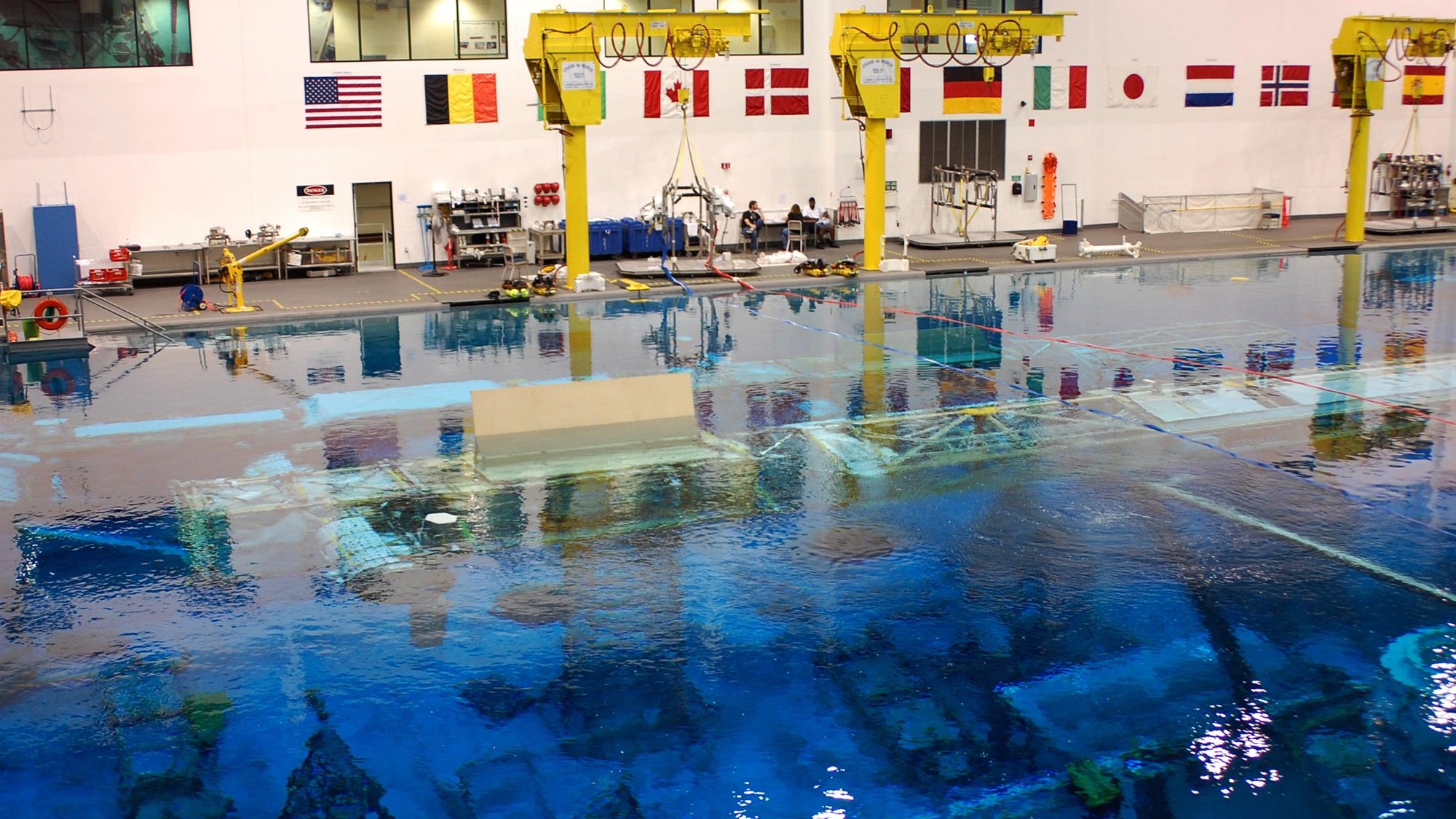 Das riesige Trainingsbecken des Neutral Buoyancy Laboratory (NBL)
