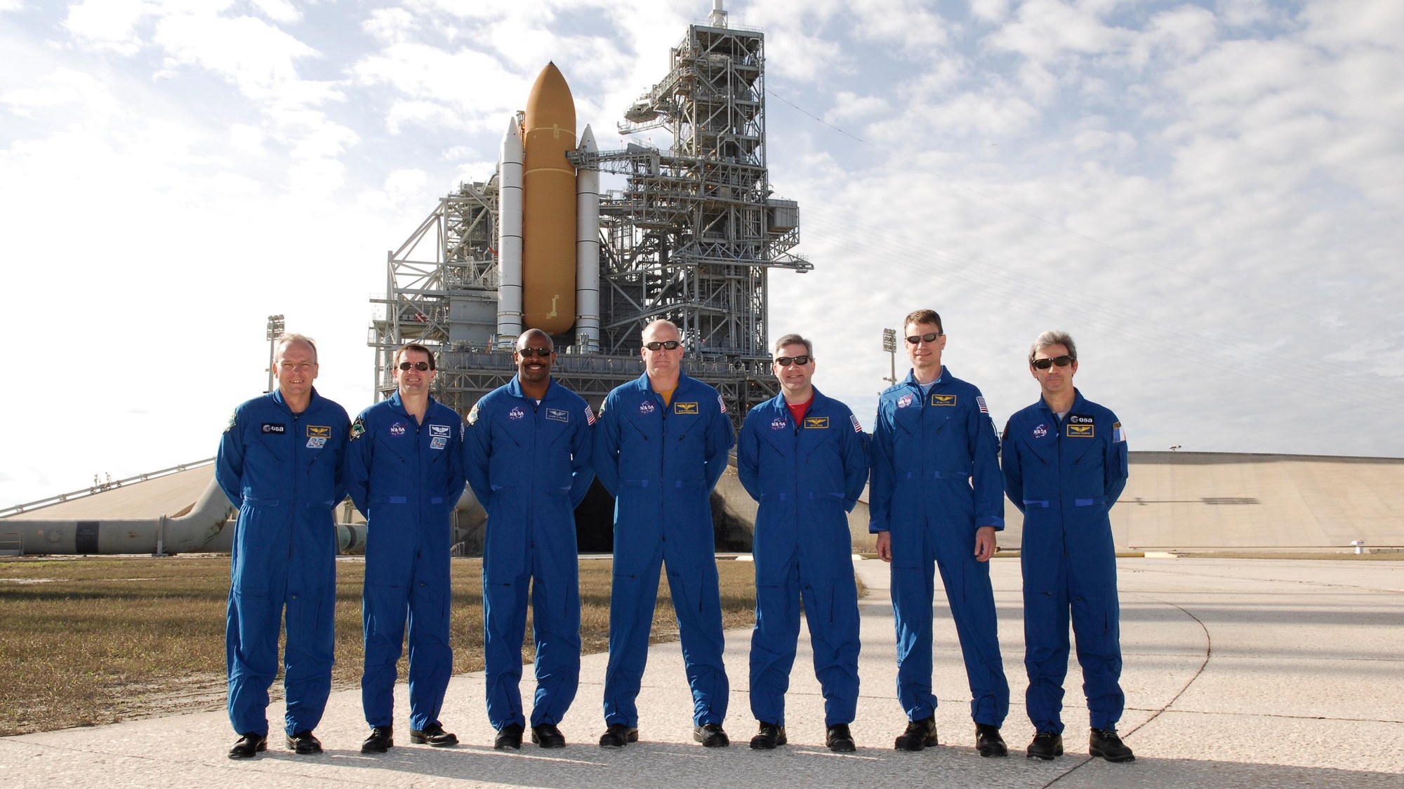 Die STS-122 Crew vor Launch Pad 39A