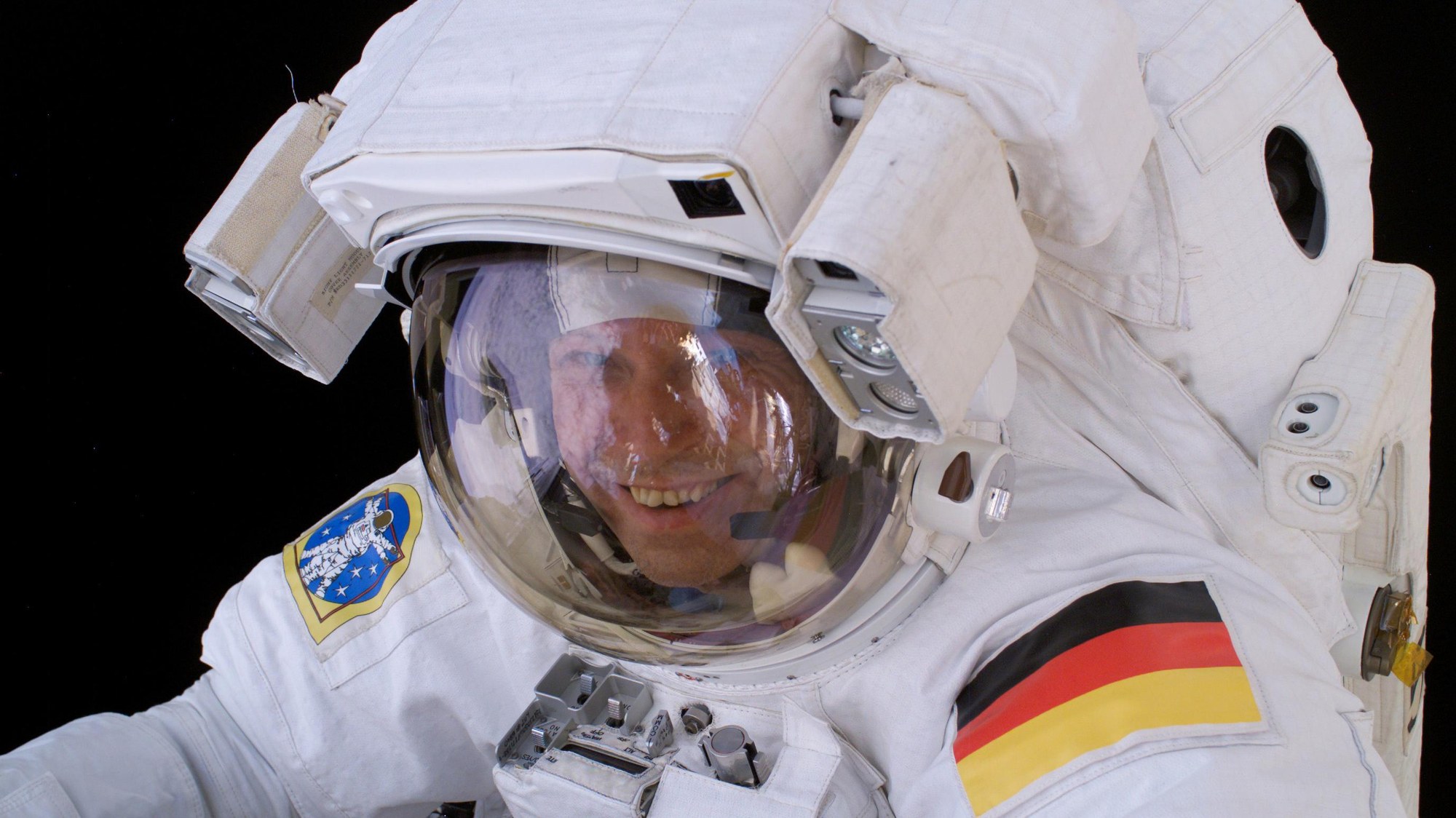 Thomas Reiter bei einem Außenbordeinsatz