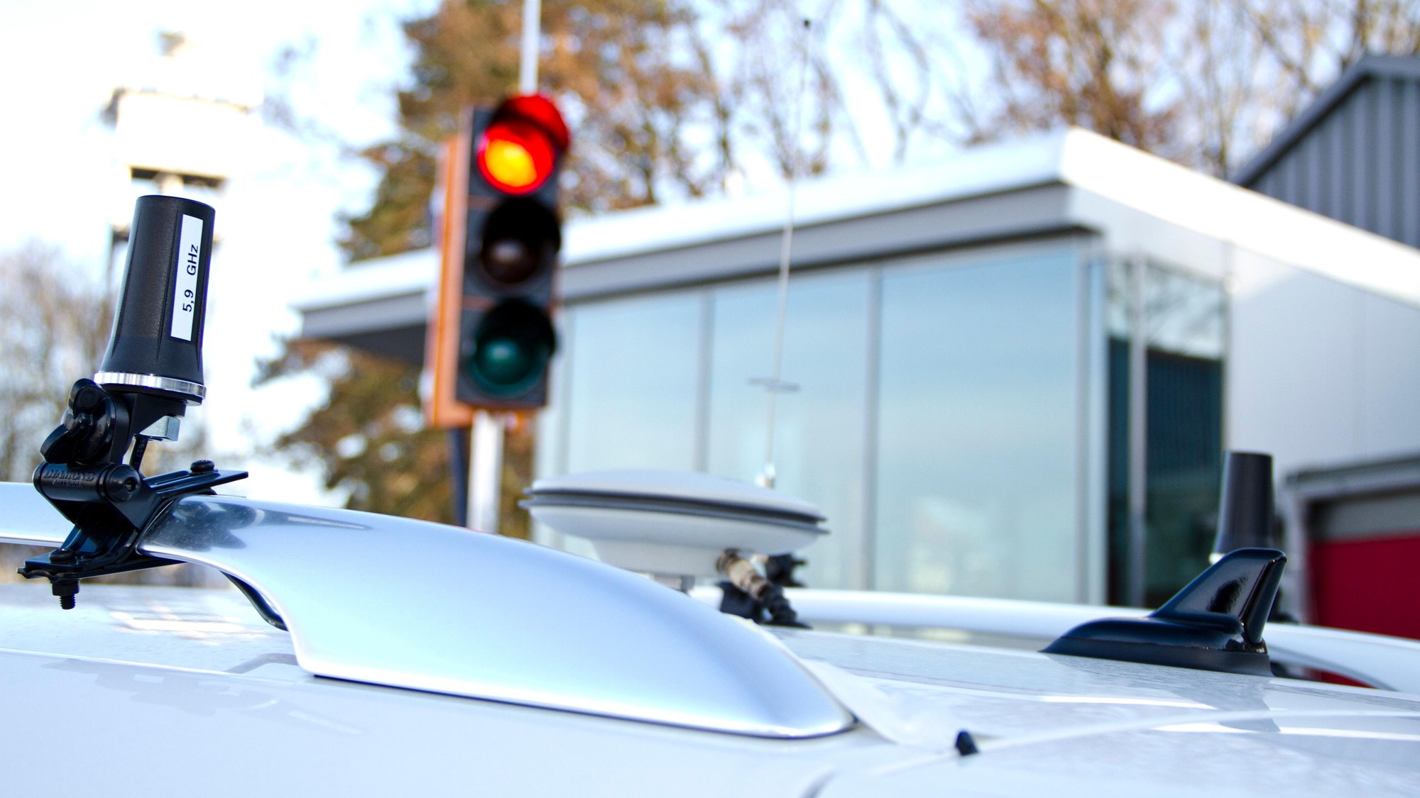 Autos und Verkehrsinfrastruktur tauschen Informationen aus.