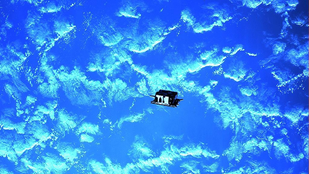 Satellit Tango sieben Meter entfernt vom Partnersatellit Mango im Formationsflug
