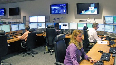 Steuerung der Satelliten am Nationalen Raumfahrtkontrollzentrum in Oberpfaffenhofen
