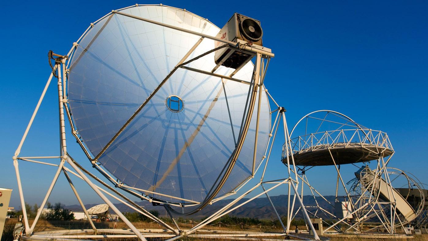 Bei der Dish-Stirling Anlage wir konzentrierte Wärmeenergie mit einem Stirlingmotor in mechanische Energie umgewandelt