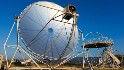 Bei der Dish-Stirling Anlage wir konzentrierte Wärmeenergie mit einem Stirlingmotor in mechanische Energie umgewandelt