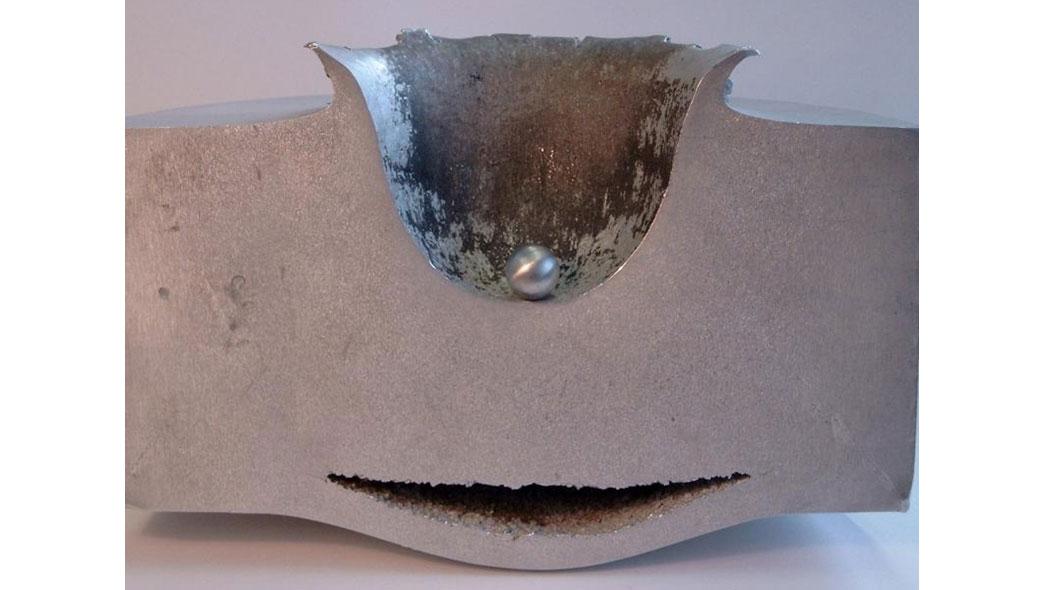 Durch hohe Geschwindigkeit im All hinterlässt schon eine 12 Milimeter große Kugel einen großen Schaden in einer 8 Zentimeter dicken Aluminiumplatte.