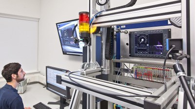 Ein Mitarbeiter prüft die Monitore im eisenbahntechnischen Labor "RailSiTe".